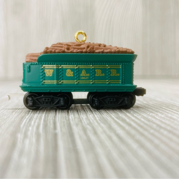 Hallmark QX6834 The Tender Lionel General Steam Locomotive Christmas Ornament - Picture 3 of 8